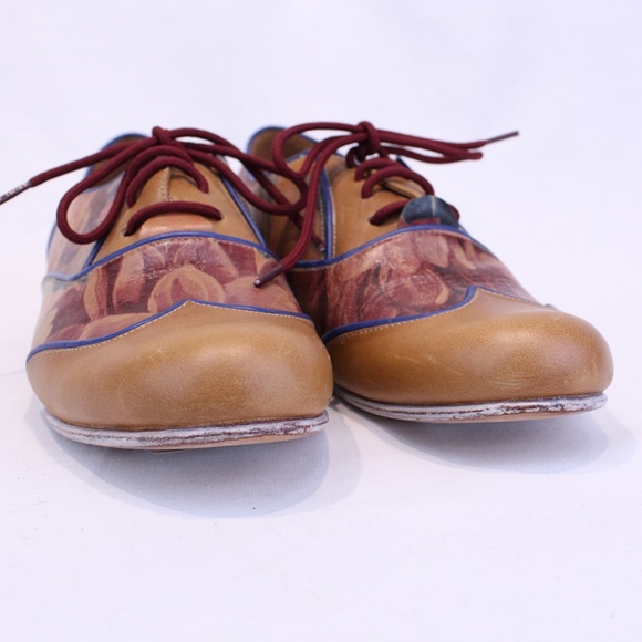 *SOLD*John Fluevog Tan Leather Floral Lace Up - Picture 3 of 8
